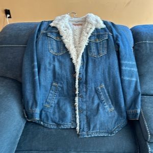 A fleece lined denim jacket gently used in excellent condition. Levi
